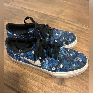 Nike tennis shoes. Men’s size 9